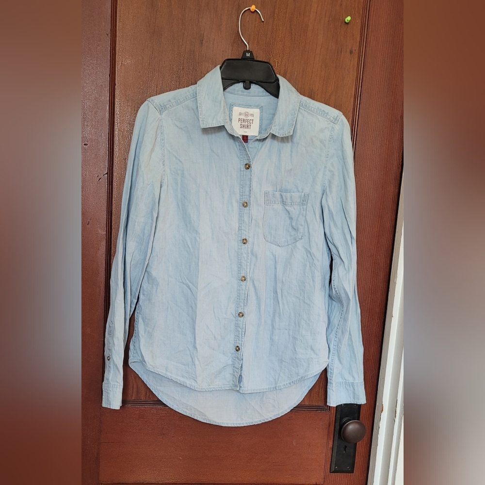 Light wash Women Button up Shirt Medium - Picture 2 of 4